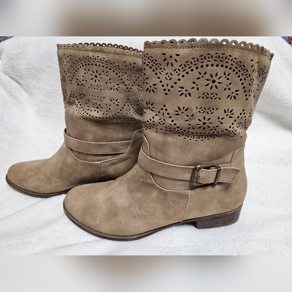 Just Fab Lynah bootie with cut-out design on top. Size 9.5